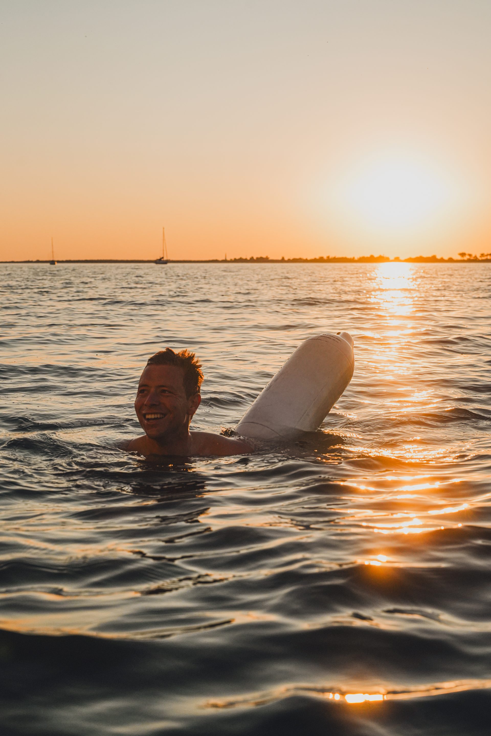 Baignade au coucher du soleil