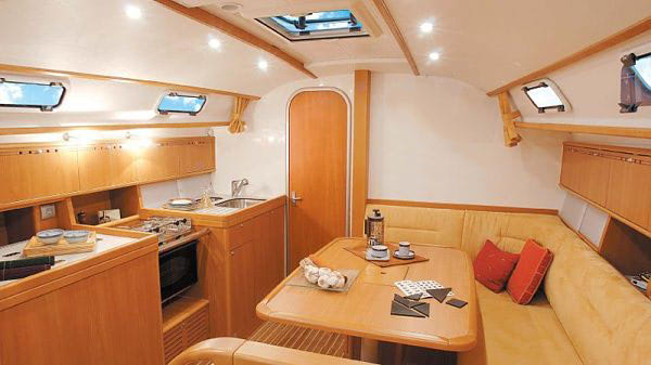 Intérieur du voilier Poeti